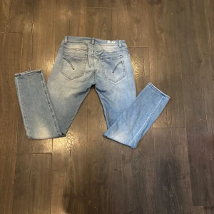 Dondup George  - Ljusblåa jeans ifrån dondup, Nypris~3000kr, Fint skick 8/10, Storlek 31.  //Prestige closet🙌