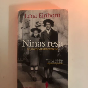 Ninas resa: En överlevnadsberättelse - Boken 'Ninas resa' av Lena Einhorn är en gripande överlevnadsberättelse. Omslaget visar ett svartvitt foto av två personer i gammaldags kläder. En stark rekommendation från Östgöta Correspondenten pryder framsidan.