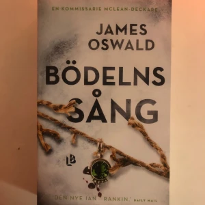 Bödelns Sång - Spännande deckare av James Oswald, del av Kommissarie McLean-serien. Perfekt för dig som gillar kriminalromaner med en mörk och mystisk ton. Omslaget har en dramatisk design med rep och en klocka.