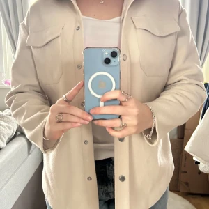 Vårjacka - Snart är våren här och då är denna jacka väldigt passande! Jag har bara använt den få gånger och därför borde den få ett bättre hem någon annanstans❤️ Den är i storlek s men jag brukar ha M 