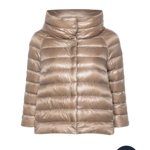 Herno jacka - Säljer min älskade beige herno jacka! Perfekt nu mot våren och så🥰🥰 Nypris 5500, kan absolut diskutera mitt pris 💞