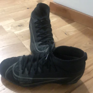 Merceriul fotbollskor - Populära Nike mercurial fotbollsskor. Använda jätte få gånger då de inte passar. 