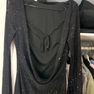 Öppen rygg klänning  - Så fin helt oanvänd klänning som passar mellan xs-m beroende på hur man knyter den i ryggen 🥰