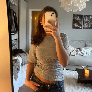 Grå ribbad  topp - Säljer en grå tshirt använd 1 gång! Så coolt basplagg