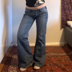 Lågmidjade vintage jeans  - Så snygga lågmidjade vintage jeans med bootcut. Midjemåttet är ca 80cm och innerbenslängden är ca 82cm. Passar en s/m.