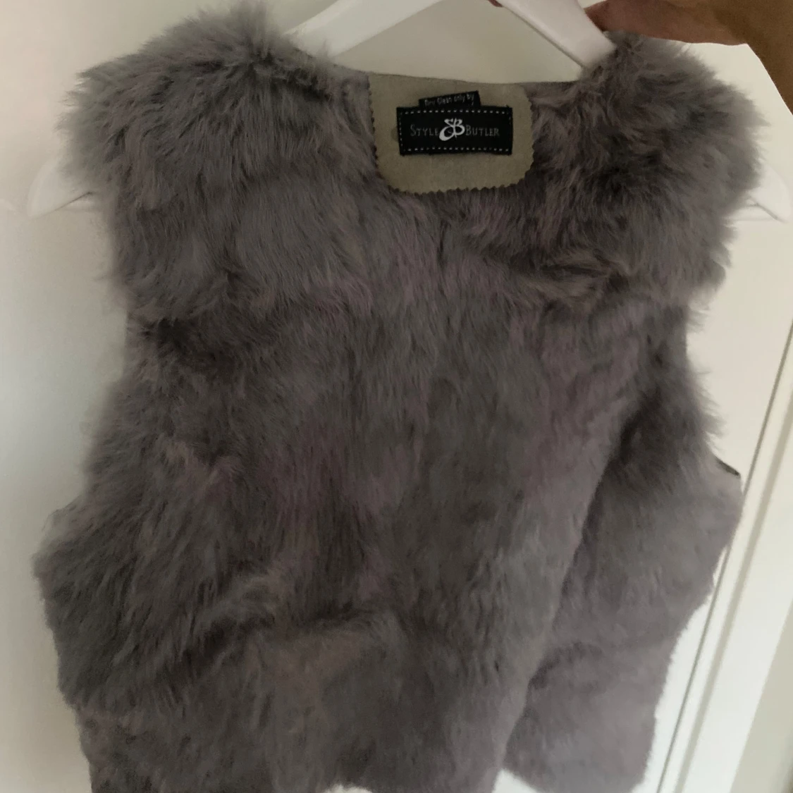 Grå pälsväst från Style Butler - 1