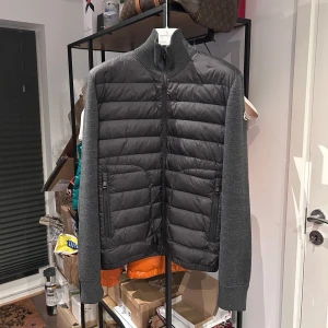 Moncler Cardigan  - Grå Moncler Cardigan i nyskick, storlek S fits S, 2019 modell. Nypris 10.000 sek, mitt pris 4600 sek men tar emot rimliga bud vid snabb o smidig affär 🤝 Över 200 deals gjorda med refs från nöjda kunder finns!