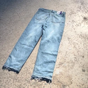MARES TKVR “FADED STRAIGHT-LEG” JEANS - Säljer ett par ljusa jeans med coola slitningar och fransiga benslut. Perfekta för en avslappnad stil. De har en klassisk femficksdesign och knappgylf.