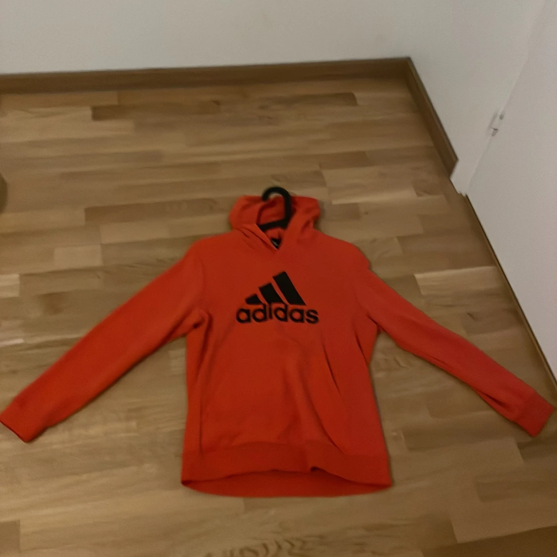 Orange hoodie från Adidas