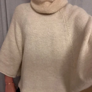 Trekvartsärmad tröja - Stickad trekvartsärmad tröja med polokrage