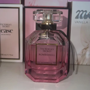 Victoria's Secret Bombshell Eau de Parfum🩷 - Säljer en lyxig, feminin och ikonisk parfym från Victoria's Secret. Bombshell kommer i en elegant rosa flaska med en kristalliknande kork och svart band. Doften är fruktig och blommig, perfekt för att känna sig självsäker och glamorös.*Orginal lådan medkommer* Säljer då den inte kommer till användning, endast några månader gammal💖