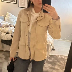 Beige jacka med fickor - Snygg beige jacka med flera praktiska fickor och en stilren design💕