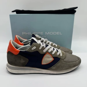 PHILIPPE MODEL TRPZ - Philippemodel TRPZ - Skick: 9,5/10 - Tillbehör: Enbart skorna - Storlek 44 sitter som 45 - Nypris ca 3700kr - Deluxecloset