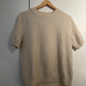 Beige stickad tröja från H&M - Säljer denna stickade T-shirten från Hm som va populär för nått år sen, kommer inte till användning längre. Stolek S