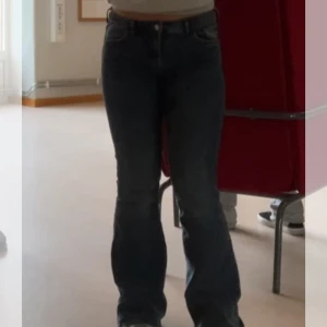 Blå jeans med nitar från Monki - Storlek W29, L32. Snygga blå jeans från Monki med dekorativa nitar längs sidorna. De har en klassisk femficksdesign och en knappgylf. 