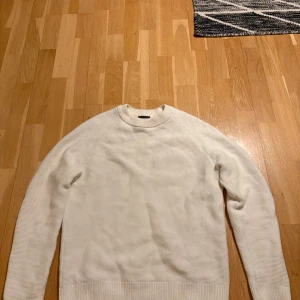 Stickad tröja från H&M - En stilren vit stickad tröja från H&M, sjukt mysig och perfekt för kallare dagar|| str: S || Hör av dig vid funderingar || MVH/ Oskar 😃