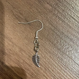 Örhänge  - Säljer 1 örhänge som jag gjort själv. Endast 1 örhänge inget par! 💕 nytt skick 💕 örhänget är silverfärgat ej äkta silver!! 