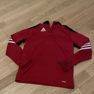 Adida sportig tröja  - Röd fin tröja 