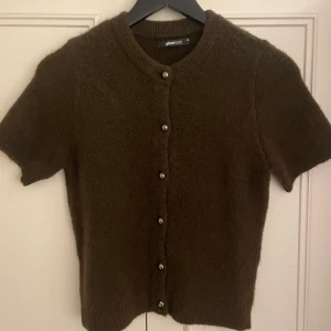 Brun kofta från Gina Tricot - Tröjan är aldrig använd men har ej prislappen kvar, säljer då den inte kommit till användning💗