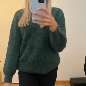 Grön stickad tröja  - använd några gånger men fortfarande bra skick 