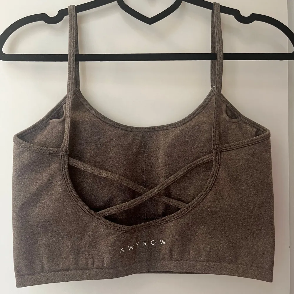 🧡 Utsåld Ash Brown Essence Seamless Top från AWYROW (NWT, alltså helt oanvänd. Tagg och påse finns kvar) . Storlek M . Se bild för materialinformation . Säljes då den tyvärr inte passar mig 💔. Sportswear.