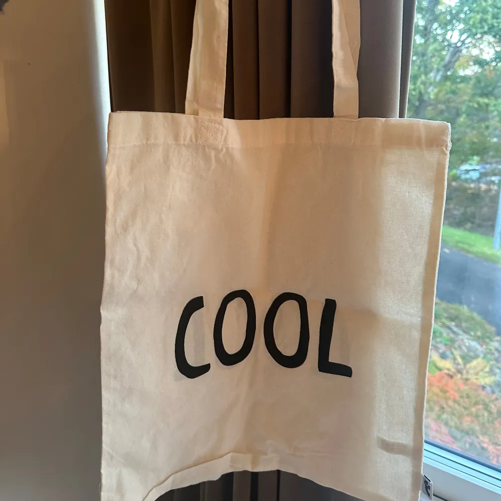 Fin tygpåse text ”cool” 🖤. Väskor.