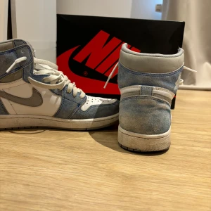 Jordan 1 Hyper Royal - Använda skor men inga deffekter på de sättet, kan även tvätta av skorna inför säljet:) nypris 4500, kvitto finns!