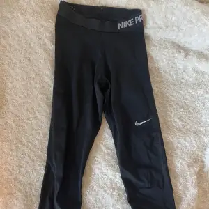 Skriv för fler bilder. Träningstights från Nike PRO. Svarta trekvarts. Går över knäna. Small tror jag 