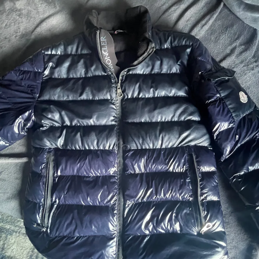 Säljer min moncler jacka, den är riktigt snyggt, äkta men priset är låg har tappat bort kvittot och den har lite tecken på näst sista bilden men man märker inget, den passar perfekt nu på vinter, priset kan diskuteras💯. Jackor.