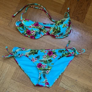 Bikini tiki hawaii aloha hibiskus rockabilly - Inget att anmärka på 