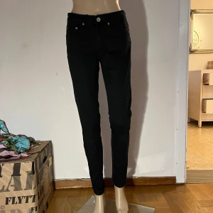 Svarta jeans byxor jeansbyxor - Inget att anmärka på 