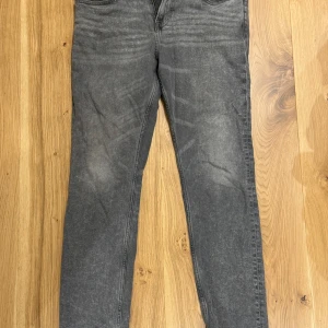 Jeans från H&M - Storlek: 34-32 Slim Fit Märke: H&M Skick: Mycket bra skick Färg: Mörkgrå Användning: Perfekta för vardag och casual tillfällen, dessa jeans ger en stilren och avslappnad look som passar med både t-shirts och skjortor. 