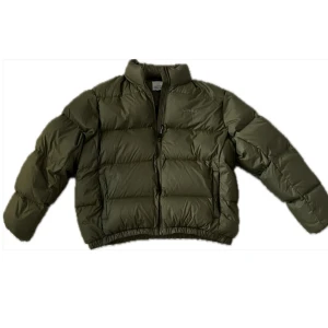 Oanvänd jacka - Helt oanvänd olivgrön gramcci jacka. Mycket bra pris. Köptes ny för 3500. Bra vinterjacka i otroligt material. Den skönaste jackan jag har haft på mig. Passar många moden och fyllningen är 80% dum och 20% fjädrar. Yttre materialet är 100% nylon. 