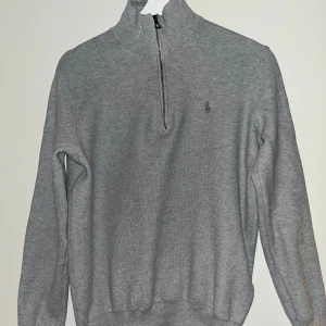 Polo Ralphlauren halv zip stickad - Polo Ralphlauren halv zip fin stickad i väldigt fint skick! Sitter tajt och är liten på mig som är 187. Hör av dig vid frågor!  Byten tas🔥