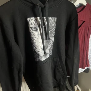 Hoddie - Säljer min hoddie från the cool elephant i storlek S men som en liten M. Fåtal använd så den är i nyskick, priset går att diskutera💕