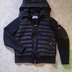 Moncler Tricot - Hej, jag säljer en sjukt stilren jacka som passar perfekt nu till hösten. Jackan är använd ett fåtal gånger och har inga defekter eller fläckar. Jackan är storlek S. Skriv vid fler frågor eller vid intresse. Mvh Viggo😃