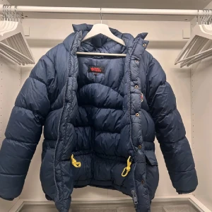 Fjällräven jacka - Hej! Säljer denna fjällräven jacka då den inte kommer till användning längre och är för varm för att använda där jag bor. Den är i sorlek 3xs men skulle säga att den passar som en S. 