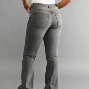 gina jeans - gråa jeans som är i bra skick dock avklippta passar 160-165