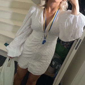 Intressekoll - Obs intressekoll! På min ääälskade studentklänning från adoore, slutsåld🥰endast använd 1 gång, strl 36