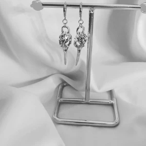 Örhängen  - Så snygga örhängen finns i guld och silver.  Köp för 99kr/st Eller par för 179kr Modell 047/ 092