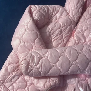 Jacka  - Säljer min jättefina rosa jacka som jag köpt utomlands använd några gånger 