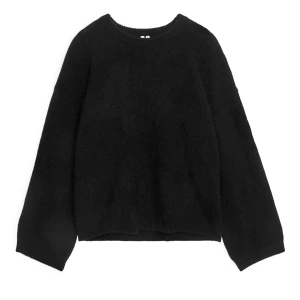 Intressekoll - Intressekoll på en svart stickad tröja i alpacka och ull från Arket. Aldrig använt då den är för stor och jag köpte fel storlek. Nypris är 990 kr. 