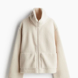 Teddy jacka - Trendig teddyjacka, i storlek M men passar även bra om du har en mindre storlek( har själv vanligtvis xs) Super fin och skön, passar bra till hösten, inköpt i september!