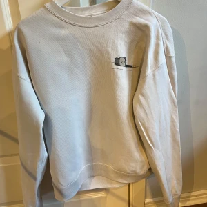 KAWS sweatshirt - Kaws X UNIQLO sweatshirt från 2023 droppet  Skick 9/10  Pris kan diskuteras ✌🏾