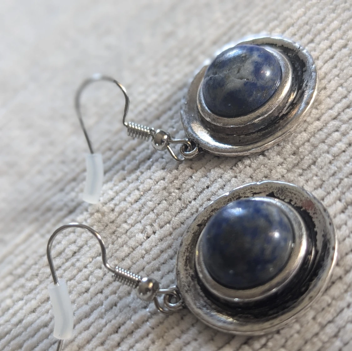 Silverfärgade örhängen med blå sten - 92