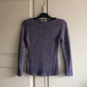 fin vintage lila stickad tröja - jätte fin vintage tröja! vet inte storlek men tror den är storlek medium/small! knappast använd, bra skick. tvättas innan det skickas ❤️