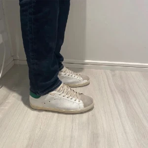 Golden goose  - Säljer mina golden goose skor då de ej kommer till användning. Skorna är i storlek 42 men skulle säga det passar 43 skriv för mer bilder och info. Dustbag ingår.