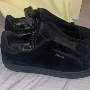 Axel Arigato 360 laceless - Säljer dessa arigatos då dom ej kommer till användning. Endast använda ett par gånger och dom är köpta i Juni. Alla orginal saker medföljer. Lite smutsiga men ej mycket alls. Passar 43-44