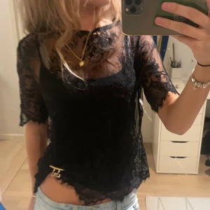spets topp - En jätte fin svart spets topp som är perfekt till både fest och vardag! Den är i storlek S och toppen är bara spets tröjan. Tröjan är ursprungligen från shein💞💞pris kan diskuteras