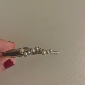 Hårspänne💕 - Jättefint hårspänne med pärlor på💕